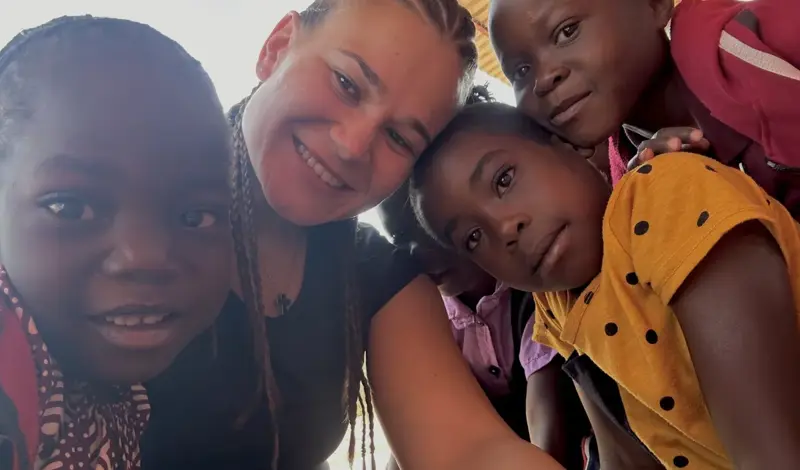 Djevojke iz Hercegovine u misiji u Africi! Volonterki Mariji Zorki Vasilj pridružile se Monika, Ivona, Anita, Lucija i Ivana. Učile su djecu i rukometu