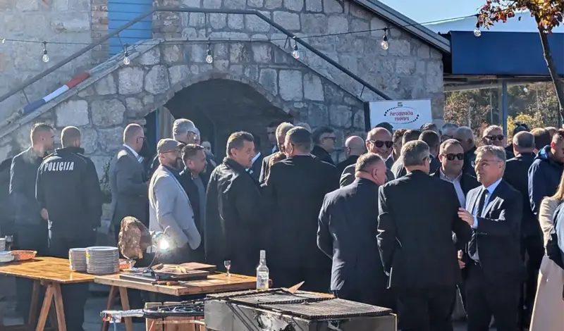 FOTO: POČEO 12. SUSRET GOSPODARSTVENIKA OPĆINE GRUDE, razgovara se o cestovnim temama