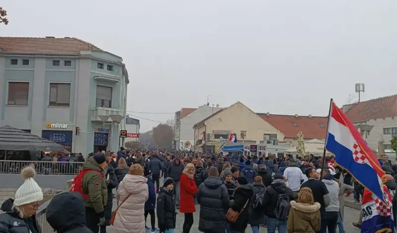 Deseci tisuća ljudi u Koloni sjećanja! Svjedočimo emocijama i pijetetu naroda
