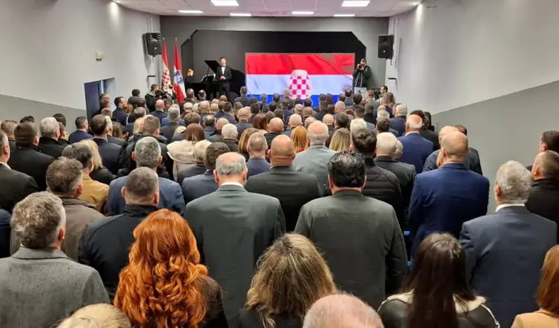 FOTO: Političko vodstvo Hrvata u BiH okupilo se u Grudama, u tijeku je svečana sjednica