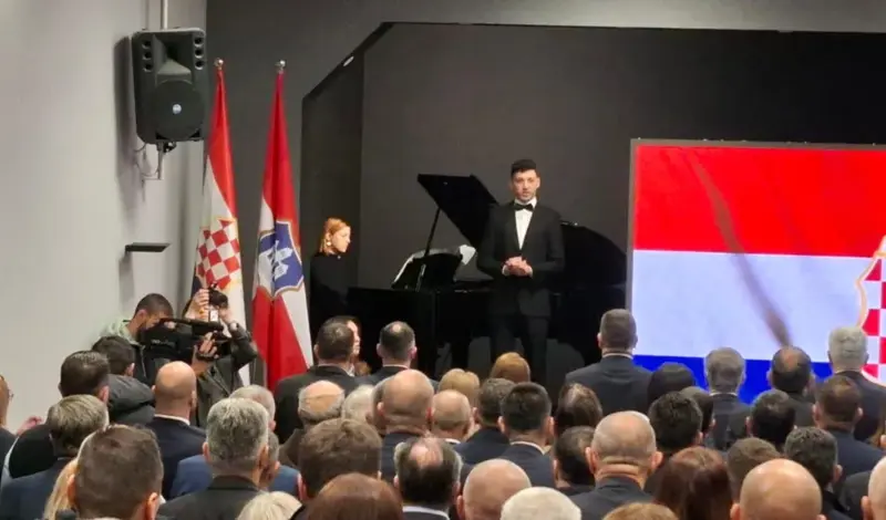 FOTO: Političko vodstvo Hrvata u BiH okupilo se u Grudama, u tijeku je svečana sjednica