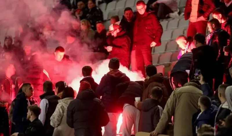 Raketa završila među navijačima Hajduka, utakmica prekinuta u drugoj minuti zbog bakljade