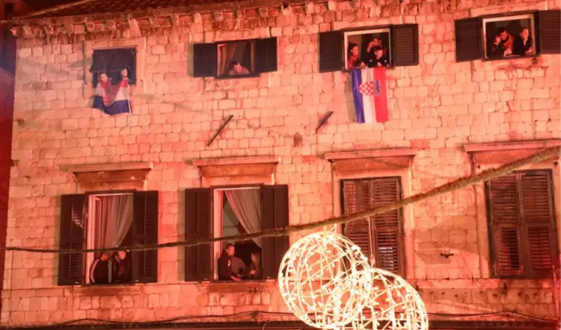 Više od 20 tisuća ljudi pjevalo s Thompsonom! 'Pitaj svaki kamen našeg grada Dubrovnika'