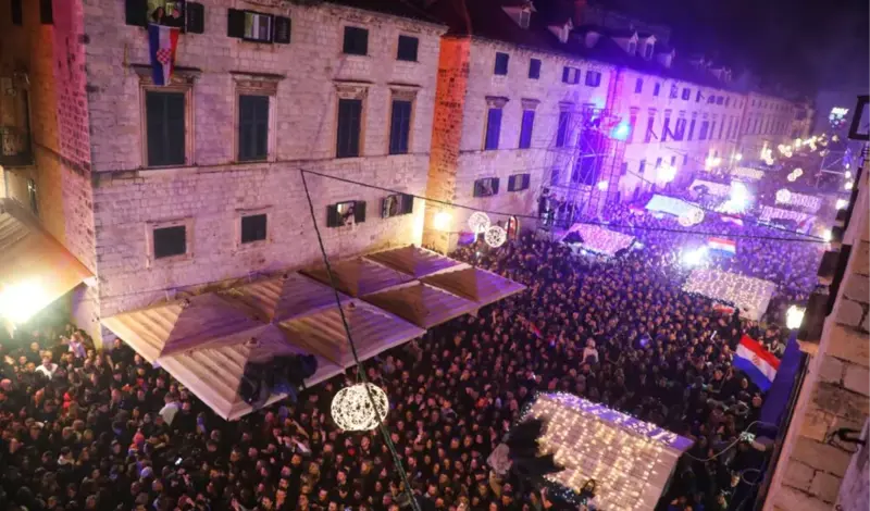 Više od 20 tisuća ljudi pjevalo s Thompsonom! 'Pitaj svaki kamen našeg grada Dubrovnika'