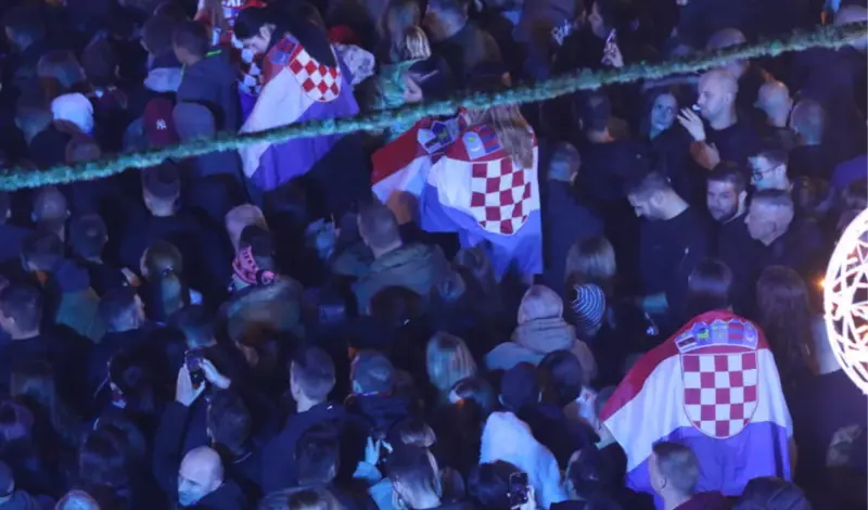Više od 20 tisuća ljudi pjevalo s Thompsonom! 'Pitaj svaki kamen našeg grada Dubrovnika'