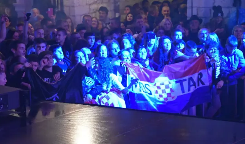 Više od 20 tisuća ljudi pjevalo s Thompsonom! 'Pitaj svaki kamen našeg grada Dubrovnika'