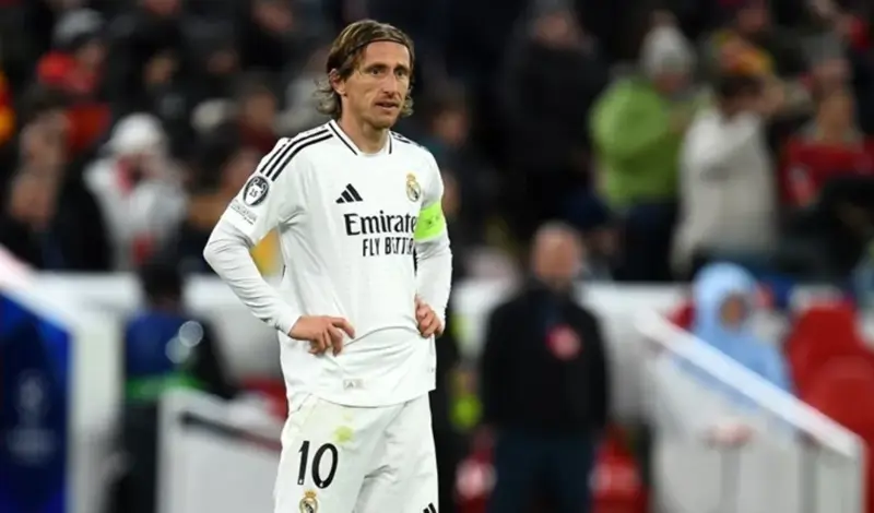 Vladala je tišina, a onda je ušao nogometni besmrtnik! Luka Modrić podigao još jedan trofej s Realom