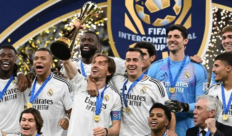 Vladala je tišina, a onda je ušao nogometni besmrtnik! Luka Modrić podigao još jedan trofej s Realom