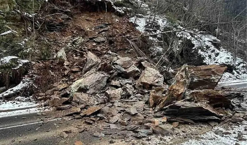 Stijena i kamenje se odronili na put kod Fojnice, razorena općina opet na udaru