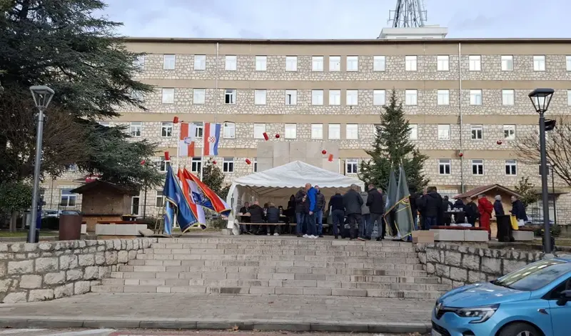 Tradicionalno druženje na Badnjak, prijatelji i u ratu i u miru zajedno FOTO