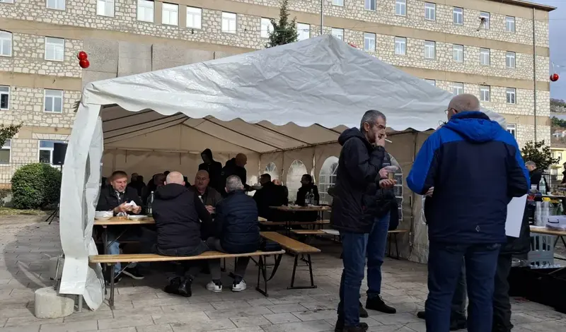 Tradicionalno druženje na Badnjak, prijatelji i u ratu i u miru zajedno FOTO