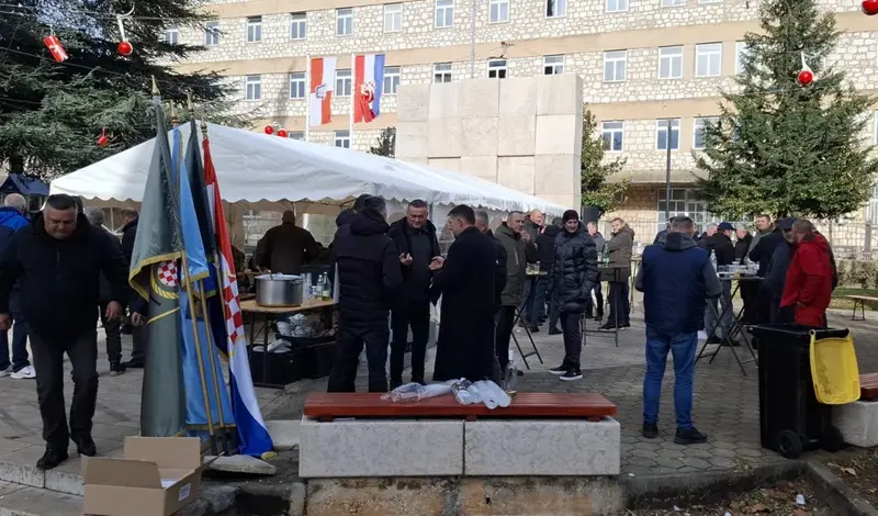 Tradicionalno druženje na Badnjak, prijatelji i u ratu i u miru zajedno FOTO