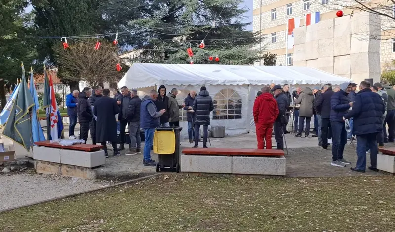 Tradicionalno druženje na Badnjak, prijatelji i u ratu i u miru zajedno FOTO