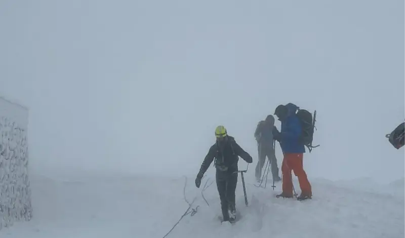 Meteorolog radio na Ivan-sedlu, pa zbog umirovljenja kolege prebačen na Bjelašnicu, traže ga brojni spasioci 