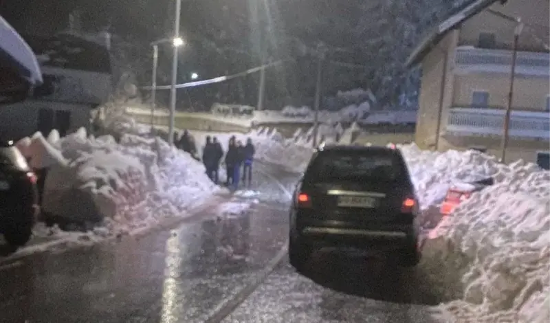 Prijatelji se okupljaju ispred kuće obitelji koja je stradala od trovanja ugljen-monoksidom, usmrtio ih je agregat