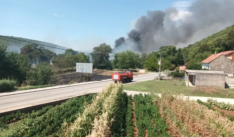 Pocrte: Požar ugrožava kuće, u pomoć stigli hercegovački vatrogasci, ZATVORENA JE CESTA