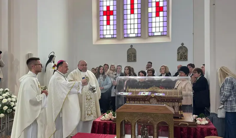 Relikvije svete Male Terezije i njezinih svetih roditelja pohodile župu Ledinac FOTO