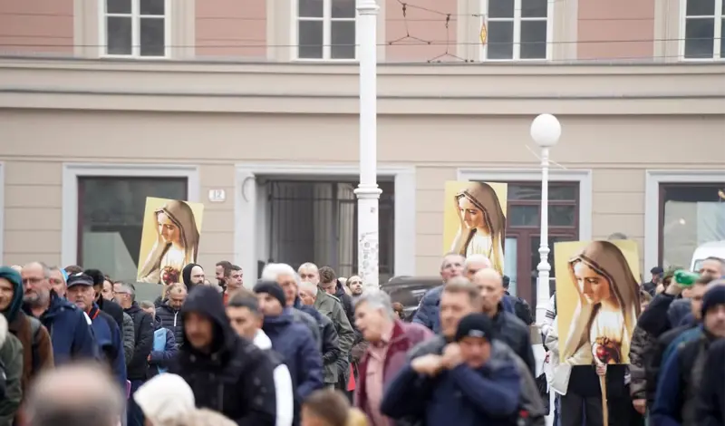 Razulareni prosvjednici napali ljude koji mole u Zagrebu