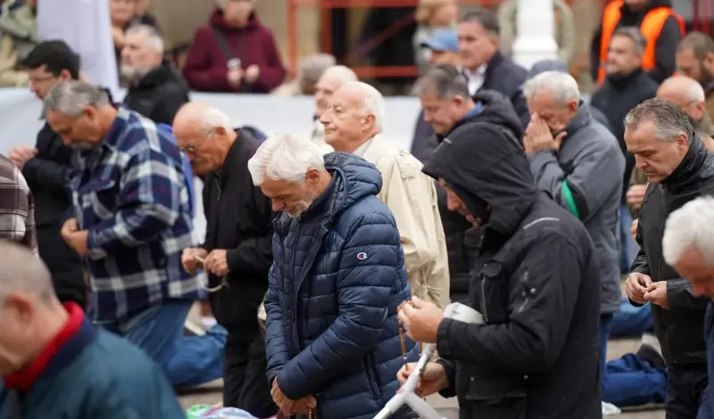 Razulareni prosvjednici napali ljude koji mole u Zagrebu