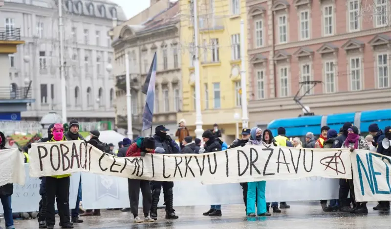 Razulareni prosvjednici napali ljude koji mole u Zagrebu
