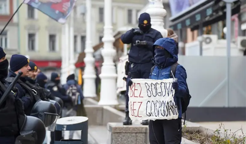 Razulareni prosvjednici napali ljude koji mole u Zagrebu