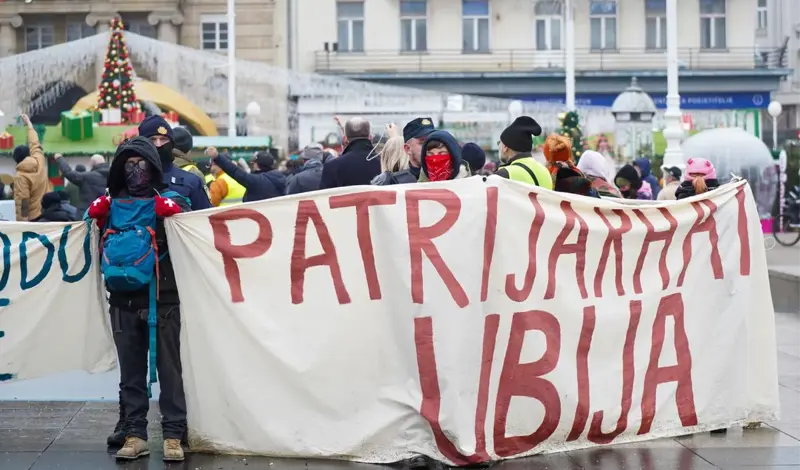 Razulareni prosvjednici napali ljude koji mole u Zagrebu