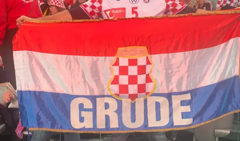 FOTO: U pobjedi Hrvatske isticale se zastave Gruda, Imotskog... i poseban transparent kapetanu Duvnjaku