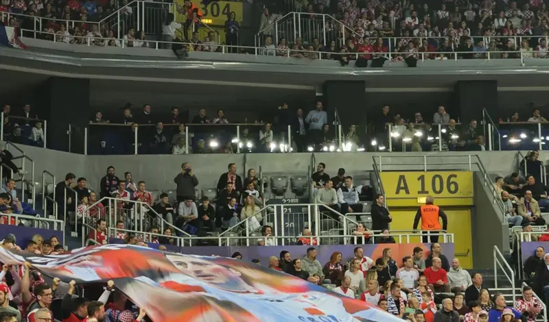 FOTO: U pobjedi Hrvatske isticale se zastave Gruda, Imotskog... i poseban transparent kapetanu Duvnjaku