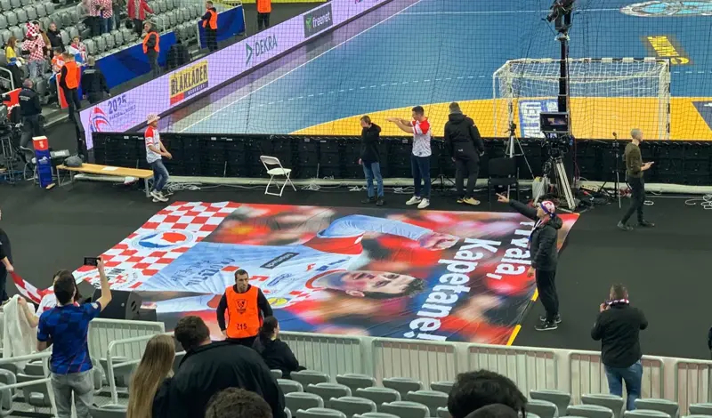 FOTO: U pobjedi Hrvatske isticale se zastave Gruda, Imotskog... i poseban transparent kapetanu Duvnjaku