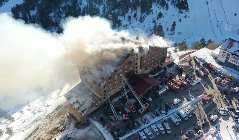 Raste broj mrtvih u požaru hotela na skijalištu u Turskoj. Uhićeni vlasnik i 8 ljudi