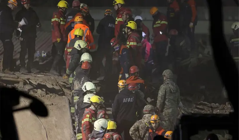 Tragedija u Turskoj: Srušila se trokatna zgrada, spasioci tragaju za preživjelima