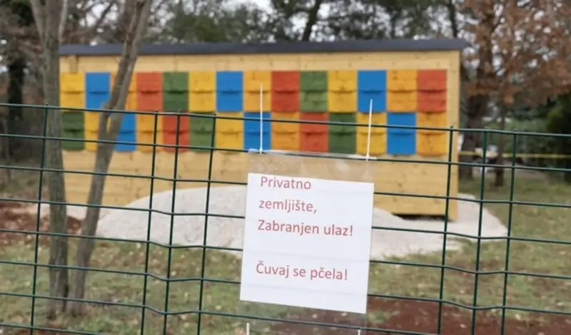 Ilegalni graditelji prosvjeduju u Umagu, jedan ''pretvorio'' apartman u košnice za pčele pa pričao da je pčelar