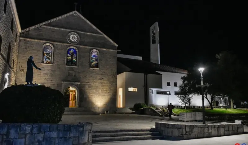 FOTO: Posjetili smo Noć muzeja na Humcu i izložbu posvećenu Jurju Škarpi! Hercegovačka, kulturna noć oduševila