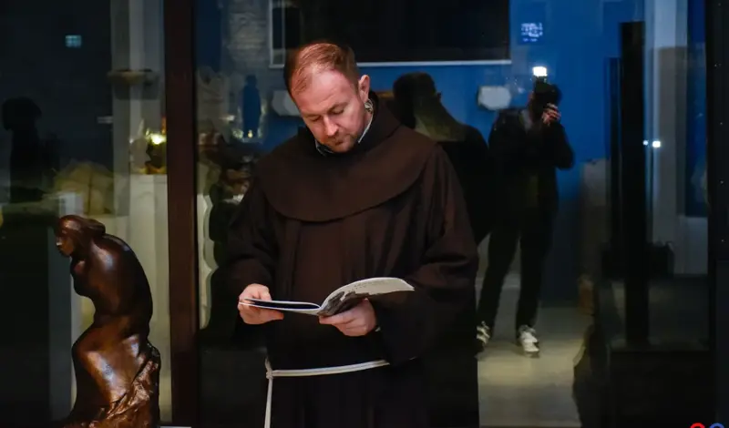 FOTO: Posjetili smo Noć muzeja na Humcu i izložbu posvećenu Jurju Škarpi! Hercegovačka, kulturna noć oduševila