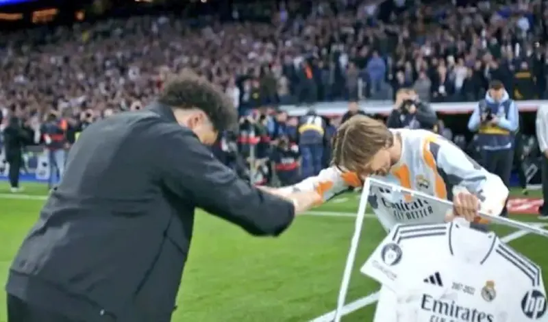 Marcelo se oprostio na Santiago Bernabéuu, kapetan Modrić ga je ispratio u sportsku mirovinu