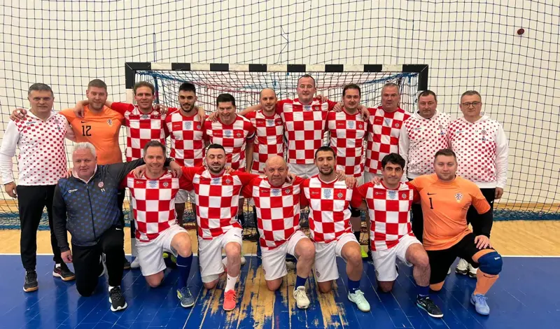 VIDEO: Hrvatski svećenici ušli u završnicu Europskog prvenstva pa zapjevali 'Ako ne znaš šta je bilo'