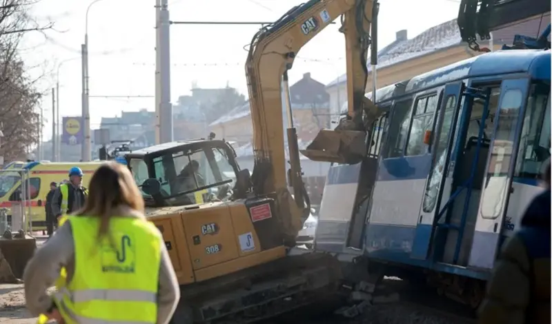  Bager u Osijeku udario u tramvaj, nagnuo ga. Ima ozlijeđenih 