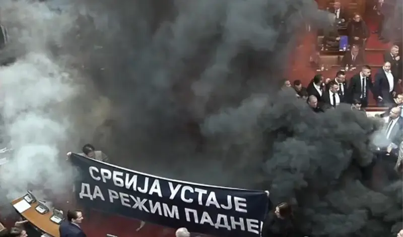 VIDEO - Kaos u Srbiji, u Skupštini zapaljene baklje, nastala tuča