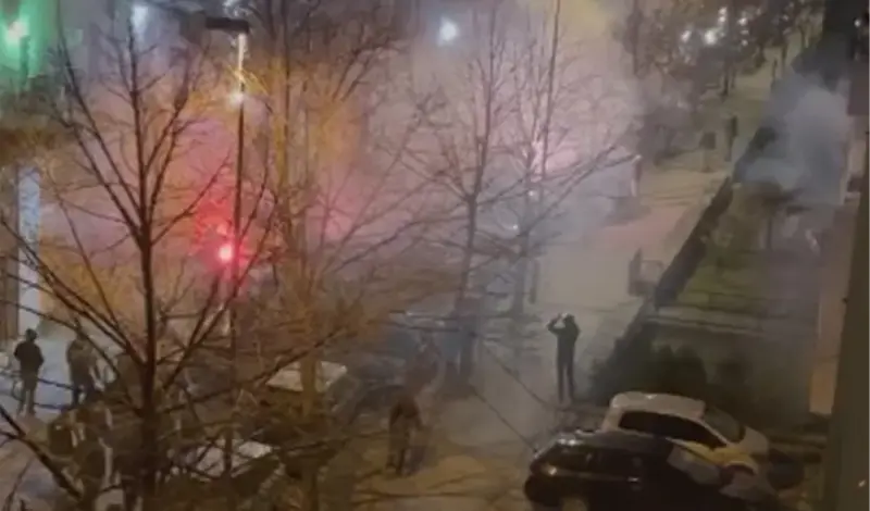 Napadnut zatvor u Mostaru! Navijači Veleža ispaljivali topovske udare na Ćelovinu i vrijeđali policiju (VIDEO)