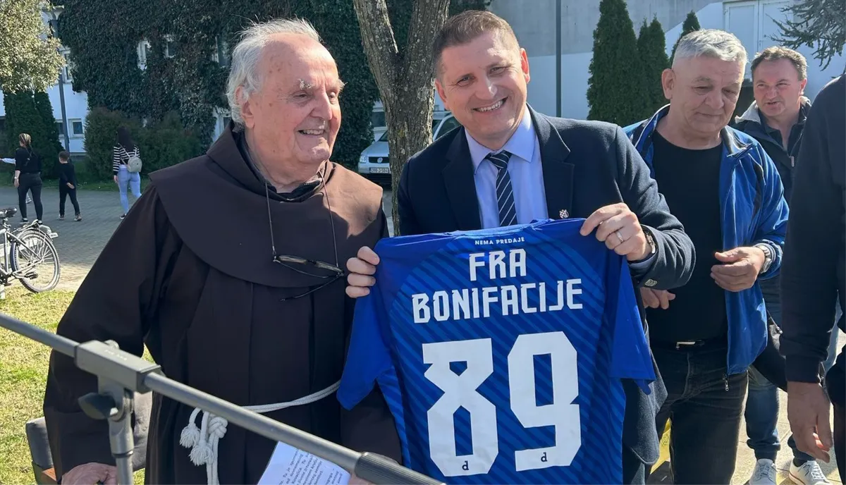 Hercegovačkom fratru Dinamov dres na dar! Fra Bonifacije Barbarić bio u zatvoru zbog rečenice: Pođite u miru i danas navijajte za Dinamo!