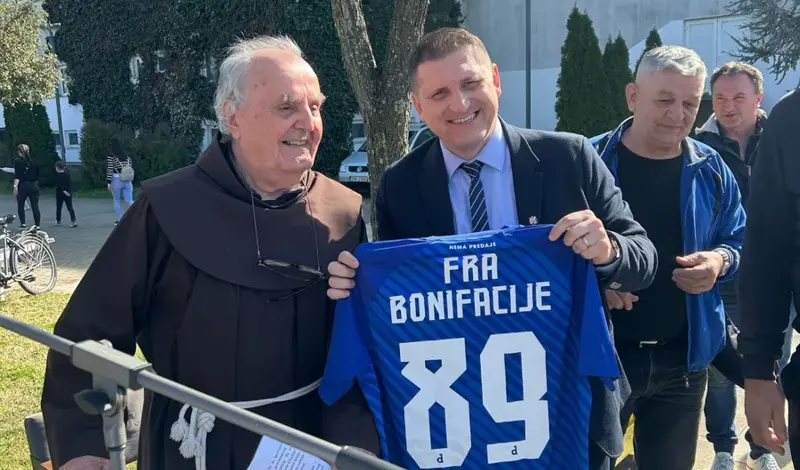 Hercegovačkom fratru Dinamov dres na dar! Fra Bonifacije Barbarić bio u zatvoru zbog rečenice: Pođite u miru i danas navijajte za Dinamo!
