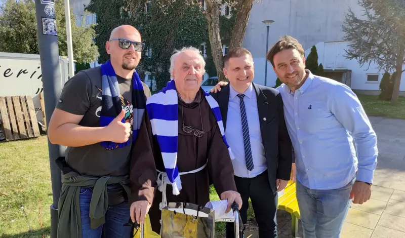 Hercegovačkom fratru Dinamov dres na dar! Fra Bonifacije Barbarić bio u zatvoru zbog rečenice: Pođite u miru i danas navijajte za Dinamo!