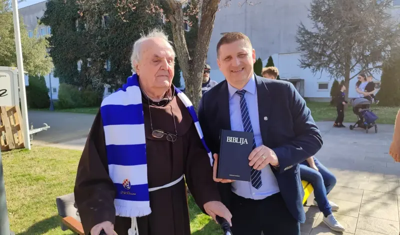 Hercegovačkom fratru Dinamov dres na dar! Fra Bonifacije Barbarić bio u zatvoru zbog rečenice: Pođite u miru i danas navijajte za Dinamo!