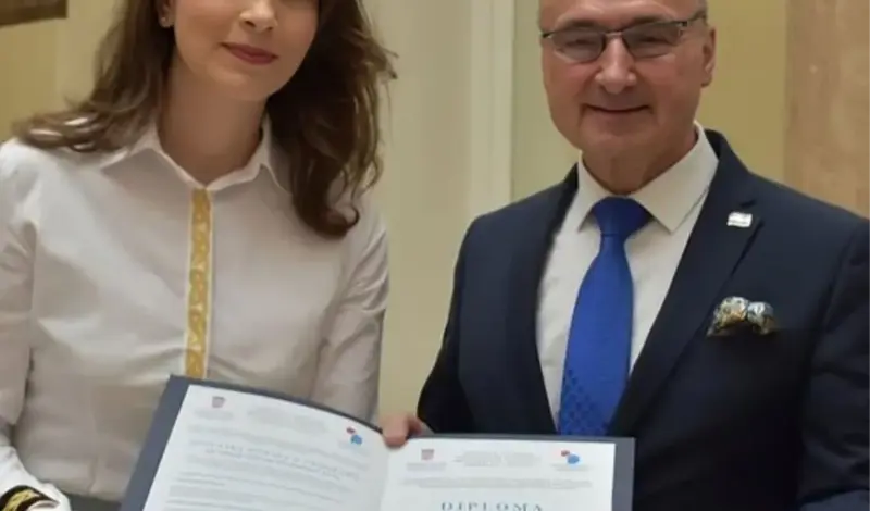 Ornela Vištica završila diplomatski tečaj pa pozirala s Grlićem Radmanom