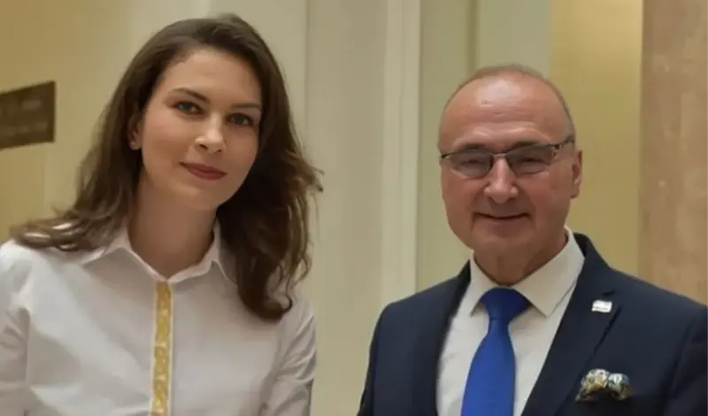 Ornela Vištica završila diplomatski tečaj pa pozirala s Grlićem Radmanom