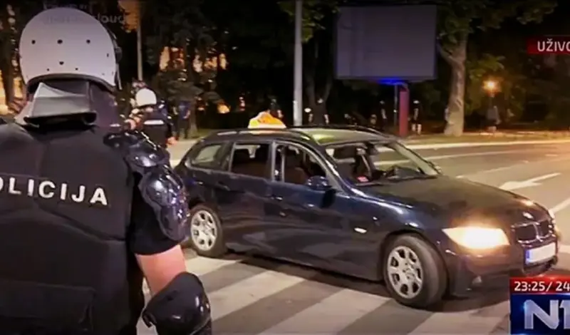 Beograd: Uhićen vozač koji se zaletio u prosvjednike