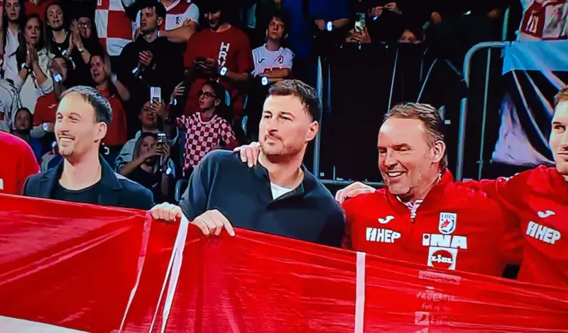Nitko ovo nema! Duvnjak, Karačić i Pešić posljednji put digli Arenu na noge! Sa zastavom s kninske tvrđave zapjevali 'Ako ne znaš šta je bilo', 'Lijepa li si'...