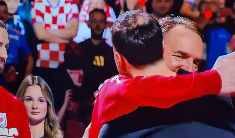 Nitko ovo nema! Duvnjak, Karačić i Pešić posljednji put digli Arenu na noge! Sa zastavom s kninske tvrđave zapjevali 'Ako ne znaš šta je bilo', 'Lijepa li si'...