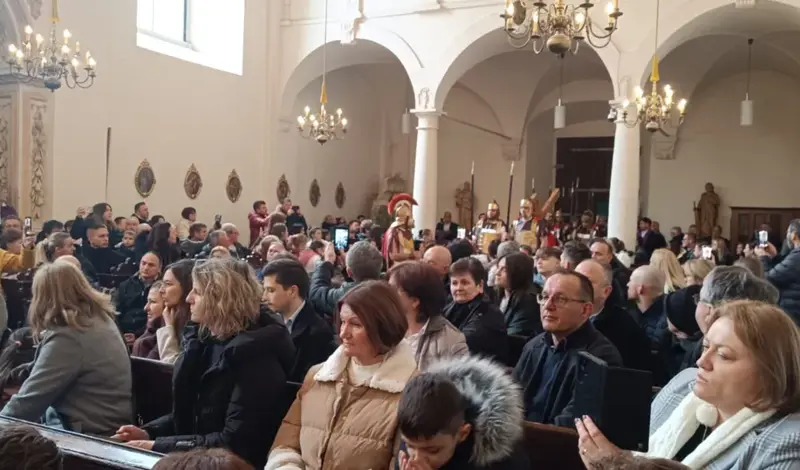 VIDEO: Izvođači s  područja drevne Imote zapjevali u gradu Željeznom, kantači dodirnuli srca vjernika