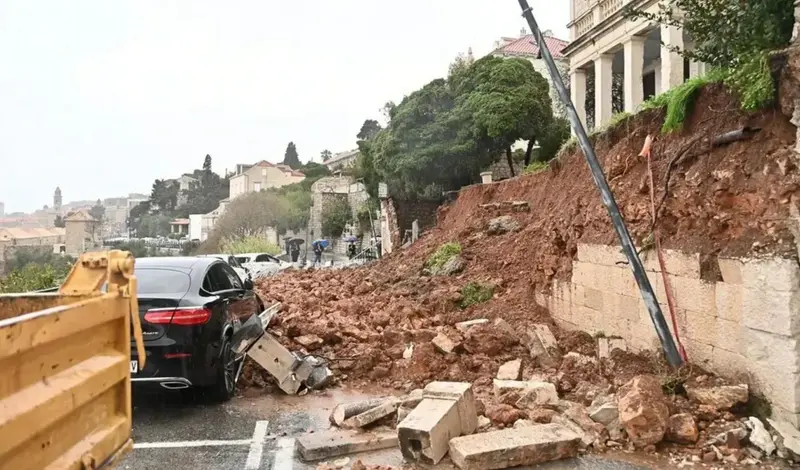 Dubrovnik: Na cestu se odronio zid kuće, automobili zatrpani kamenjem